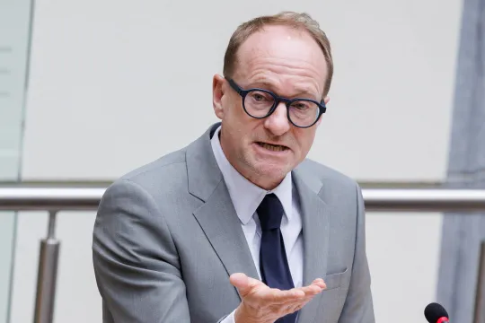 Vlaams onderwijsminister Ben Weyts (N-VA) aan het spreekgestoelte van het Vlaams Parlement in maart 2024.