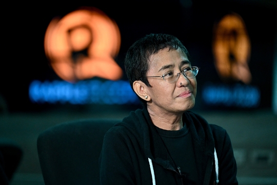 Nobelprijswinnaar en hoofdredacteur van Rappler Maria Ressa tijdens een interview in 2022.