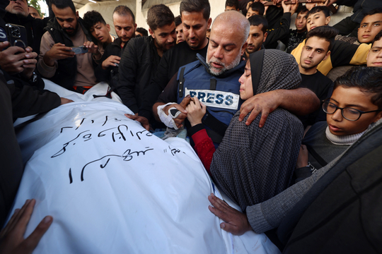Al Jazeera-reporter Wael Dahdouh bij de begrafenis van zijn zoon Hamza Dahdouh die omkwam bij een Israëlische raketaanval terwijl hij aan het werk was als cameraman.