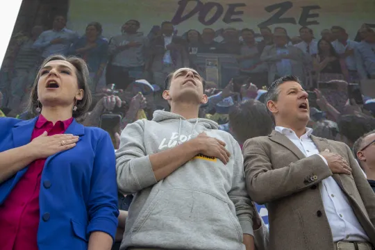 Barbara Pas, Tom Van Grieken en Chris Janssens op een protestactie in Brussel.