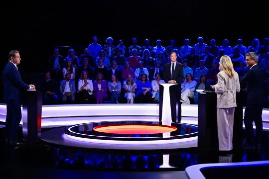 Partijvoorzitters Bart De Wever (N-VA) en Paul Magnette (PS) tijdens het debatprogramma Het Groot Duel/Le Grand Duel van VTM/RTL-TVI, met journalisten Stef Wauters en Caroline Fontenoy.