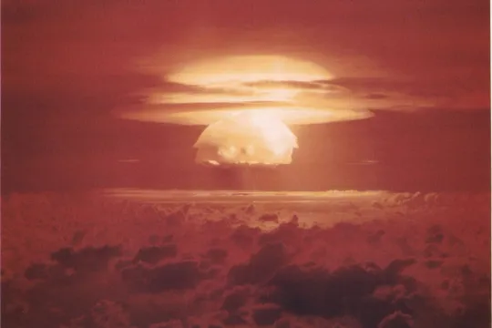 De wolk na de ontploffing van een atoomwapen bij een test in 1954 op het Bikini-atol, onderdeel van de Marshalleilanden. 