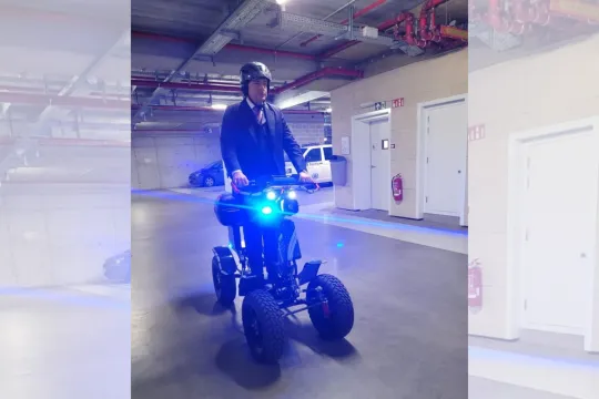 Antwerps burgemeester Bart De Wever (N-VA) testte de EZ Raider eind december 2023 zelf uit.