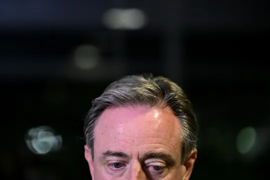 Close-upfoto van N-VA-voorzitter Bart De Wever op verkiezingsavond 9 juni 2024.