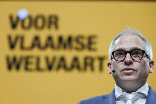 Vlaams minister van Wonen Matthias Diependaele (N-VA) tijdens een campagnebijeenkomst, met op de achtergrond de slogan 'Voor Vlaamse welvaart'.