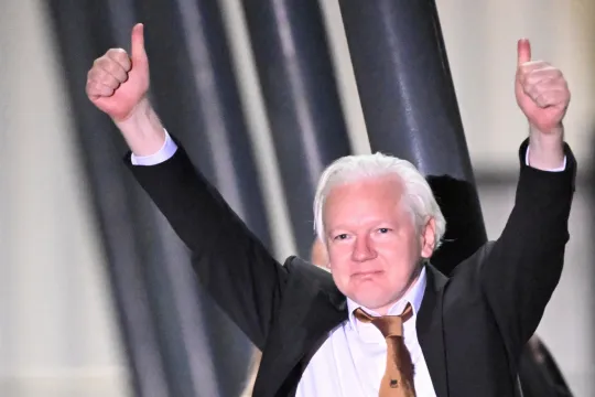 Julian Assange vrij