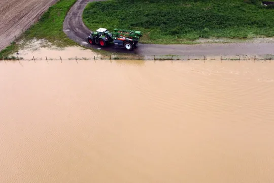 Na hevige regenval stonden eind mei akkers in Voeren onder water.