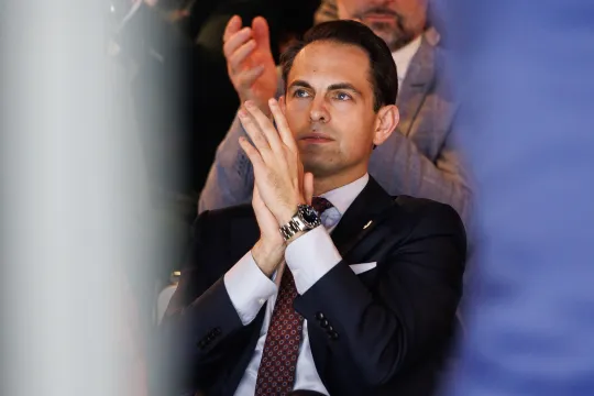 Vlaams Belang-voorzitter Tom Van Grieken applaudiseert tijdens een verkiezingscongres in maart 2024.