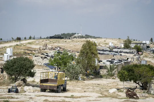 Al-Mufaqarah met de Israëlische buitenpost Havat Ma'on op de achtergrond.