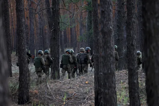 Nieuwe Oekraïense rekruten op oefening in een bos in de buurt van de frontlinie in de Donbas.