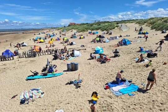 Mensen op het strand van Cadzand in 2024.