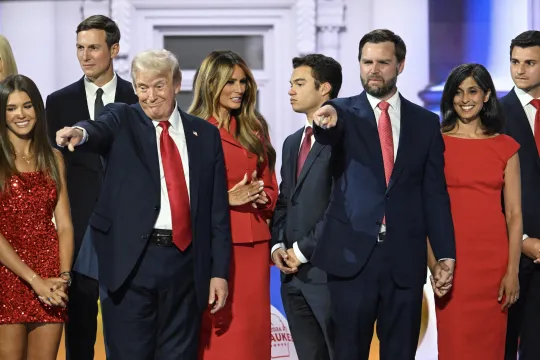 Republikeins presidentskandidaat Donald Trump en zijn running mate J.D. Vance wijzen simultaan naar iemand in het publiek tijdens de Republikeinse conventie in juli 2024.