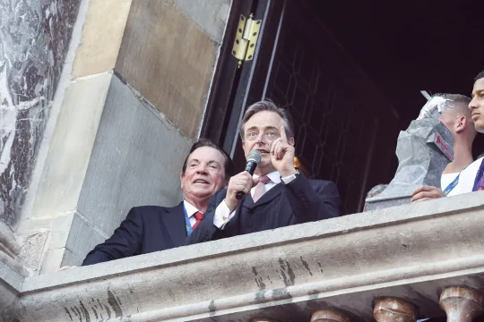 Paul Gheysens (Ghelamco) en Bart De Wever (N-VA) bij de kampioenenviering van Antwerp FC op het stadhuis in juli 2023. 