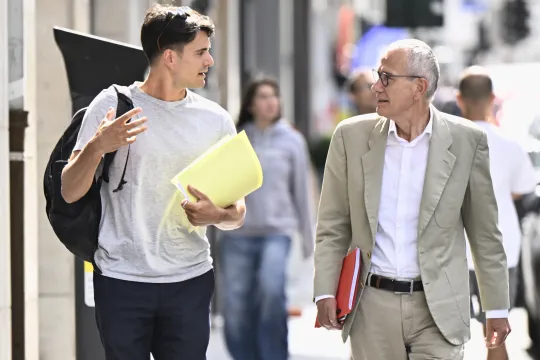 Vooruit-onderhandelaars Conner Rousseau en Frank Vandenbroucke arriveren bij het N-VA-hoofdkwartier voor onderhandelingen over een federale regering.