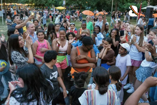 Feestende mensen op Wereldfeest in Geel.