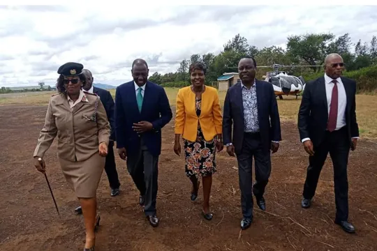 De Keniaanse president William Ruto (met groene das) samen met ex-senator en zakenman Lenny Kivuti (zonder das). 