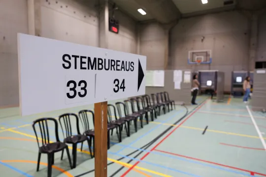 Een zo goed als leeg stembureau in Oostende.