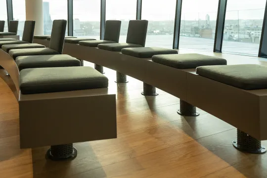 Lege publieksbanken in de Brusselse gemeenteraad.