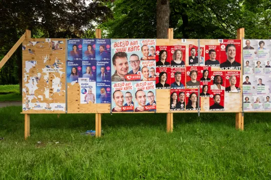 Verkiezingsaffiches op houten borden in Gent.