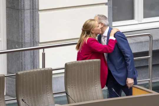 Vlaams minister-president Matthias Diependaele (N-VA) en minister Melissa Depraetere (Vooruit) begroeten elkaar hartelijk in het Vlaams Parlement.