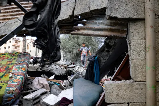 Een jongen loopt tussen het puin van een huis dat getroffen is door een Israëlische aanval in Deir El-Balah in de Gazastrook op 4 oktober 2024.