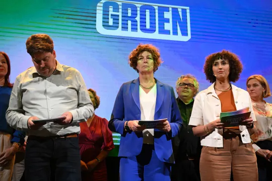 Jeremie Vaneeckhout, Petra De Sutter en Nadia Naji op een partijbijeenkomst op verkiezingsavond van 9 juni.