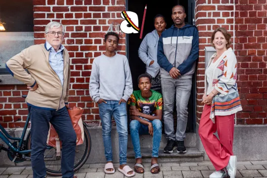 (v.l.n.r.) Pol Ostyn, Merhawi, Mikiele, Mebrhit en Yeabyo Gebrehawaryat, en Marjan Verplancke aan de voordeur van het huis van de familie Gebrehawaryat in Anzegem.