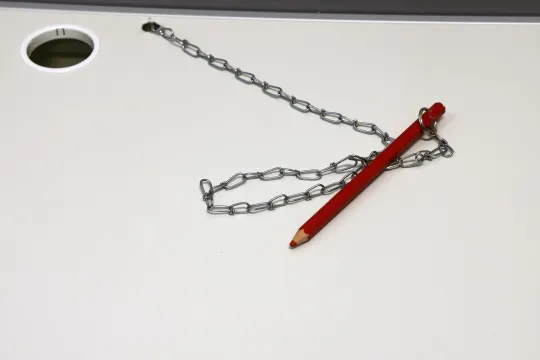 Een rood potlood in een stemhokje.