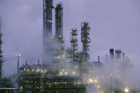 Rook rond de vele buizen en leidingen van de raffinaderij van TotalEnergies in Antwerpen.