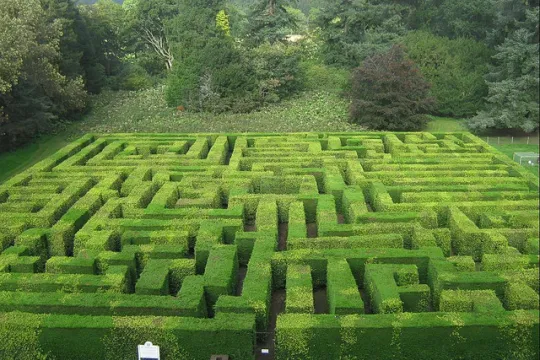 Heggendoolhof in de tuin van Traquair House in Schotland.