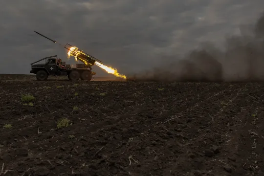Vanop een landbouwveld vuren Oekraïense militairen met een BM-21 Grad-lanceerde raketten af op Russische posities.