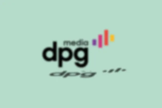 Vervaagd logo van DPG Media op een groene achtergrond
