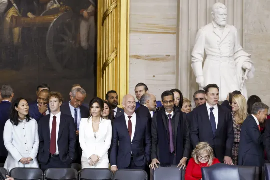 Priscilla Chan, Mark Zuckerberg, Lauren Sanchez, Jeff Bezos, Sundar Pichai en Elon Musk op de inauguratieceremonie van Amerikaans president Donald Trump. 