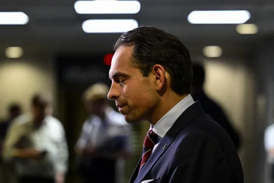 Tom Van Grieken doet zijn ogen dicht op verkiezingsavond 9 juni 2024.