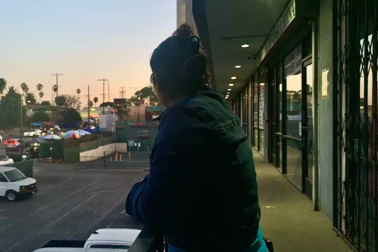 Sandra, een slachtoffer van huiselijk geweld, heeft hulp gevonden bij een begripvolle werkgever in Los Angeles. 