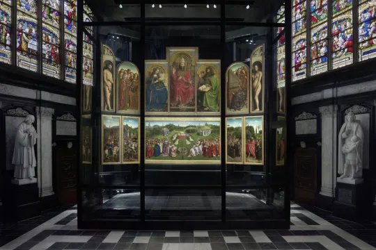 Het Lam Gods: overzichtsbeeld van het open retabel in de Sacramentskapel van de Gentse Sint-Baafskathedraal.
