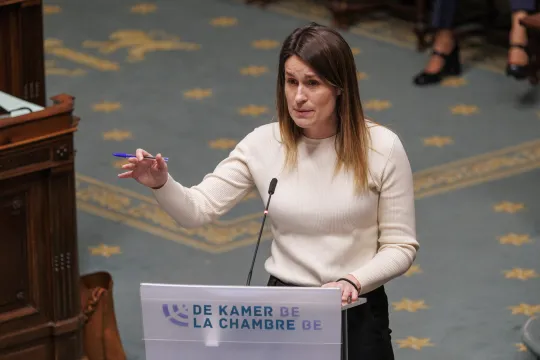 Kamerlid Maaike De Vreese (N-VA) aan het spreekgestoelte in de het halfrond van de Kamer tijdens het debat over het regeerakkoord van de regering-De Wever op 9 februari.