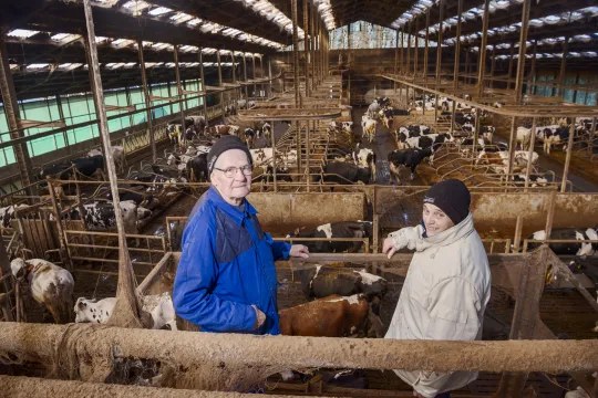 Johan en Agnes De Coninck overschouwen hun automatische melkstal in Beervelde.