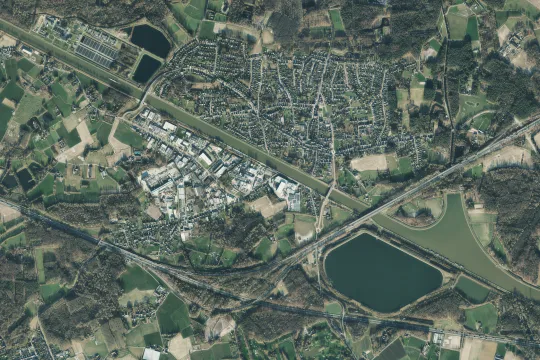 Luchtfoto van Ranst, met onder meer het Albertkanaal en de drinkwaterwinning van Water-link in Oelegem.
