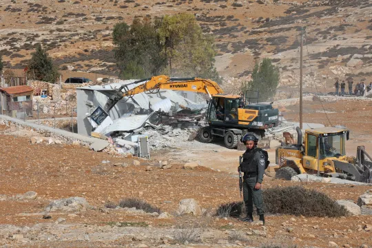 Israëlische legertroepen slopen een huis en een waterput in Al-Samu in het dorp Susya, ten zuiden van Hebron op de Westelijke Jordaanoever, 11 december 2024. 