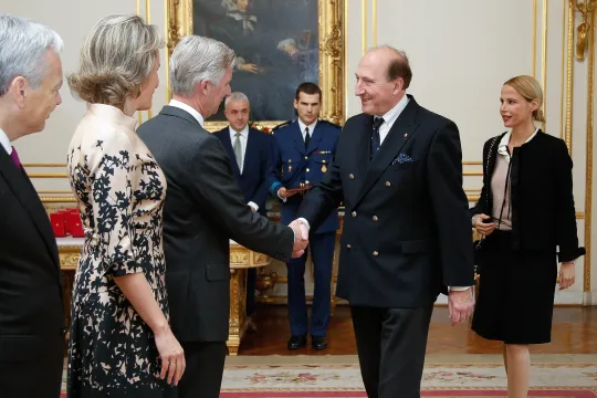 Didier Reynders, koningin Mathilde en koning Filip begroeten Ernest de Laminne de Bex en zijn vrouw Katia Dimitrieff voor hij tot baron wordt benoemd.