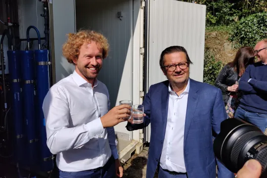 CEO van Ekopak Pieter Loose en Marc Coucke van investeringsmaatschappij Alychlo klinken op de investering van Alychlo in Ekopak in september 2019.