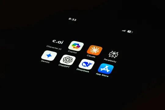 Verschillende AI-apps op het scherm van een smartphone.