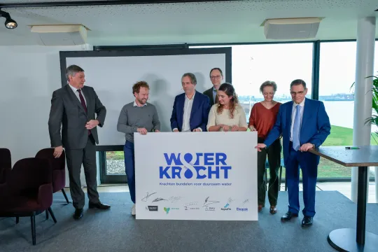 Waterkracht, een project van Ekopak, Water-link, Aquafin en PMV, werd op 27 januari 2022 voorgesteld op een persconferentie, in aanwezigheid van (vlnr) toenmalig Vlaams minister-president Jan Jambon (N-VA), Pieter Loose (Ekopak), Jan Goossens (Aquafin), Michel Casselman (PMV), toenmalig Vlaams omgevingsminister Zuhal Demir (N-VA), toenmalig Antwerps havenschepen Annick De Ridder (N-VA) en voorzitter van Water-link André Gantman (N-VA).