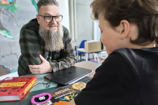 Leraar Tim Goditiabois geeft elke leerling een andere aanpak.