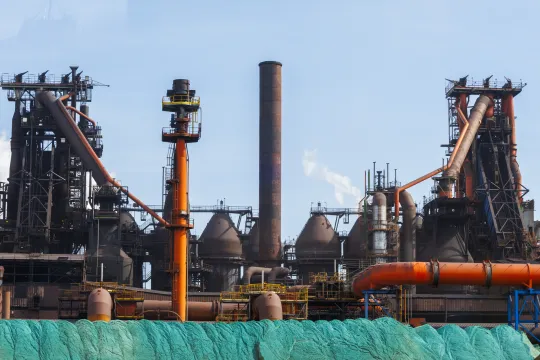 Zicht op de fabriek van ArcelorMittal in Desteldonk, Gent.
