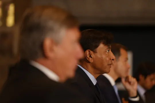 Lakshmi Mittal, CEO van ArcelorMittal, zit in 2021 tussen toenmalig Vlaams minister-president Jan Jambon (N-VA) en premier Alexander De Croo (Open Vld) tijdens de voorstelling van een ‘decarbonisatieproject’ in het Gentse stadhuis.
