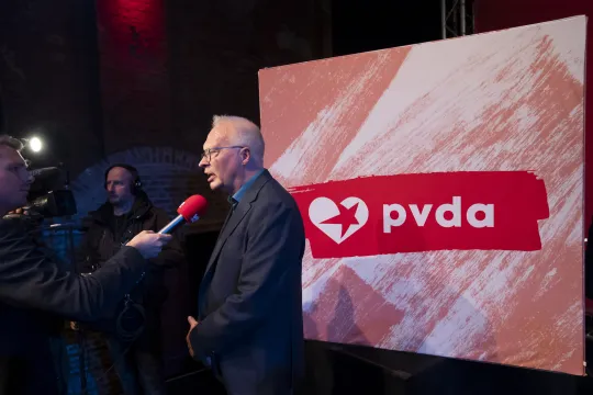 Peter Mertens spreekt met de pers tijdens een partijbijeenkomst van PVDA na de lokale verkiezingen van 13 oktober 2024.
