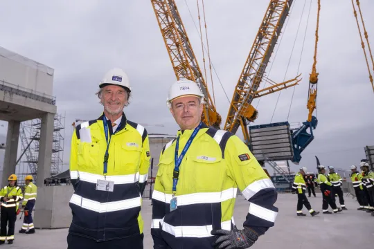 Ineos-baas Jim Ratcliffe en premier Bart De Wever tijdens een werfbezoek aan Project One.
