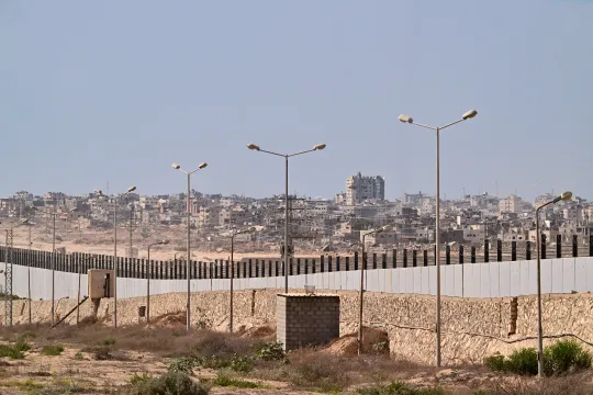 De Egyptische grens met de Gazastrook, met zicht op de gebombardeerde stad Rafah in 2024.